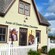 Lado de fora de uma construção identificada Anne of Green Gables Chocolates